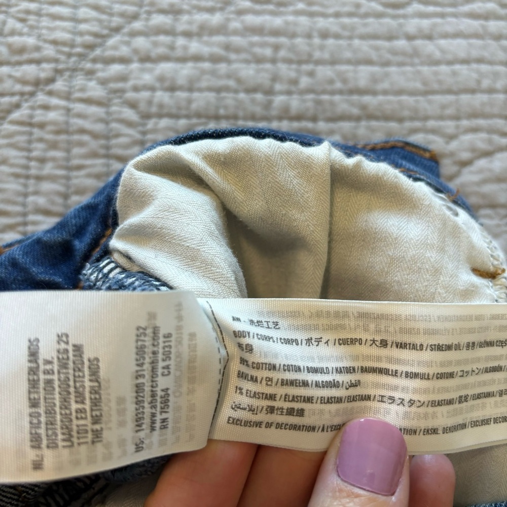 Abercrombie The Cutoff Short High Rise 2 inch - Picture 2 of 10